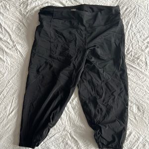 Zobha black capri leggings